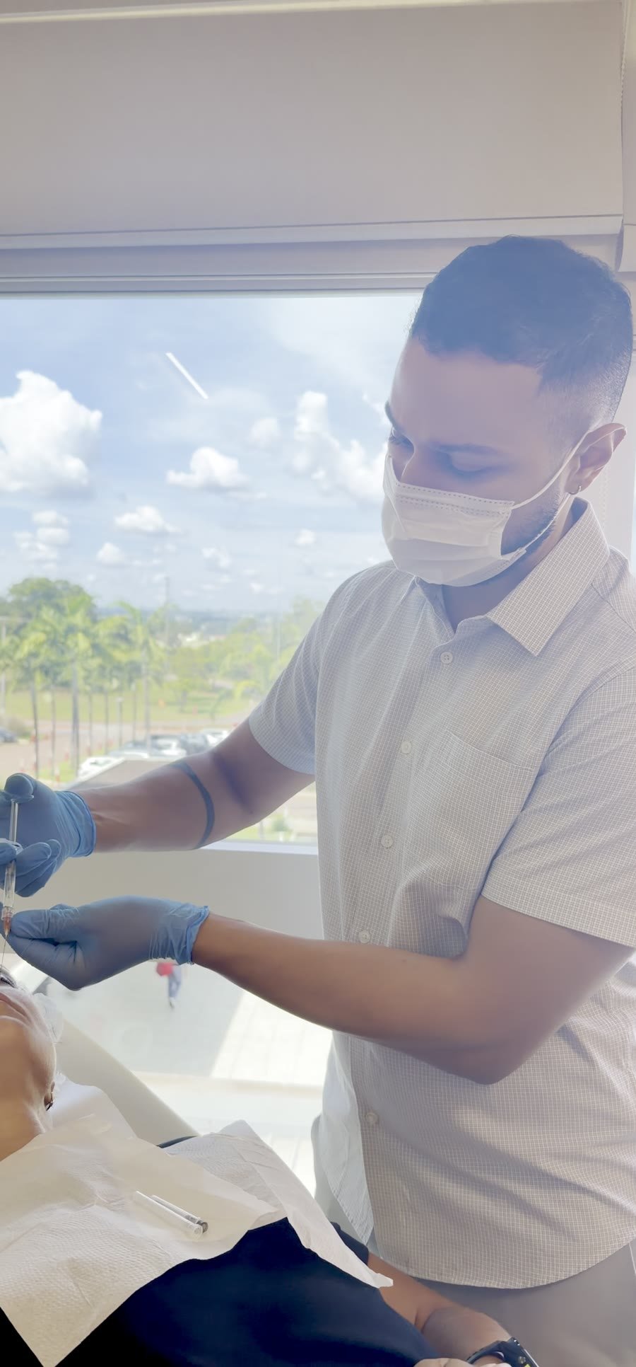 Dr. Victor durante atendimento